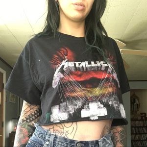 Cropped Metallica shirt